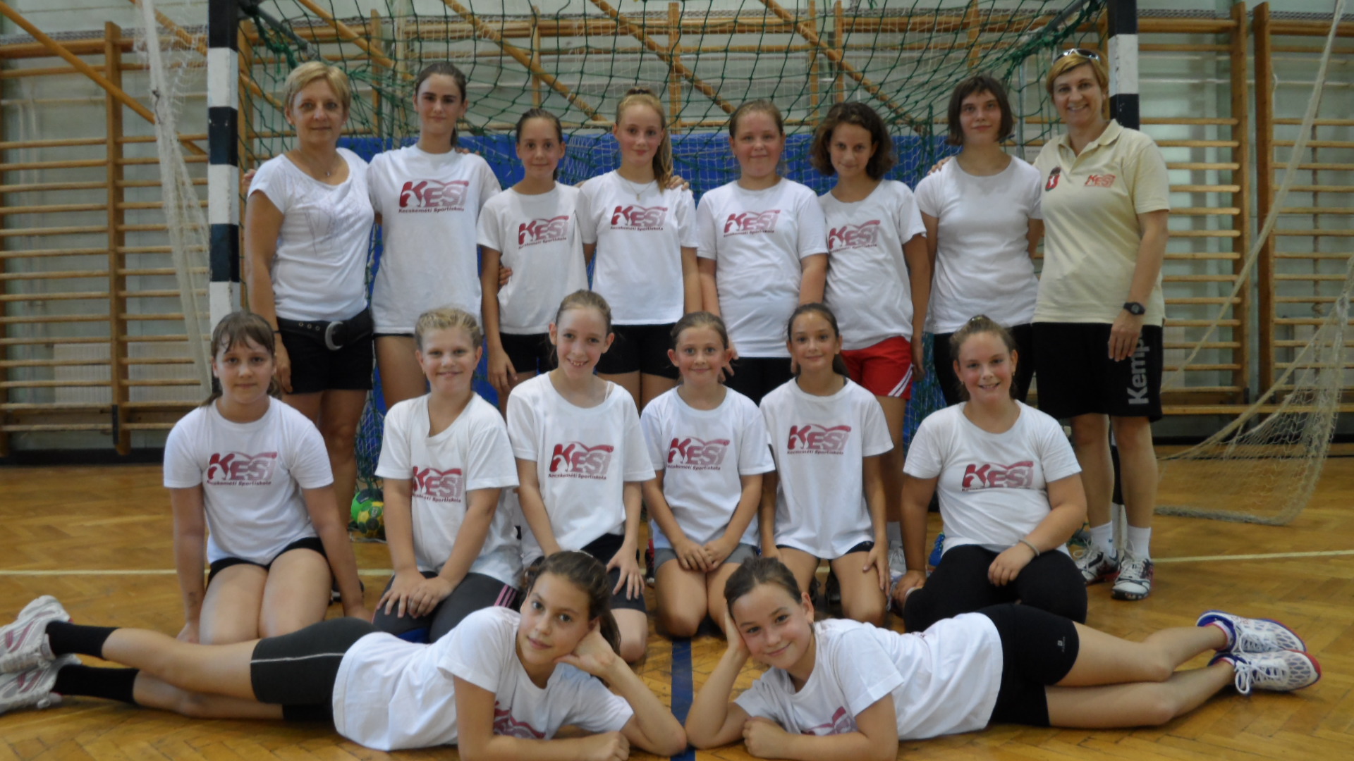 U11-es csapat az edzőkkel,Szőke Tündével és Keserű Szilviával U11-es csapat az edzőkkel,Szőke Tündével és Keserű Szilviával